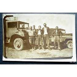 camion guerrero y jeep hombres trabajo antigua postal