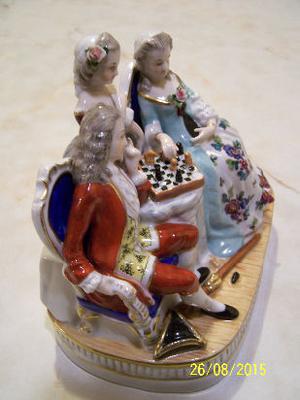 Figura de porcelana antigua Capo di Monti sellada con corona