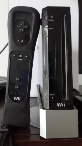 Nintendo Wii Negra Con Dos Controles Y Juegos