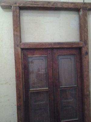 Puerta ventana de cedro antigua restaurada