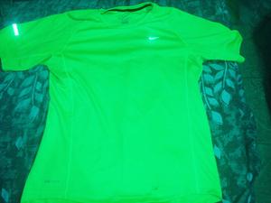 Vendo remera deportiva Nike original talle L