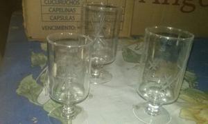 ANTIGUO JUEGO DE COPAS DE VIDRIO TALLADO.