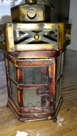 Farol o candelero de hierro pintado con tiraje de aire