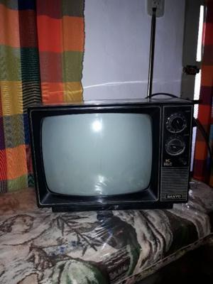 Televisor SANYO blanco y negro
