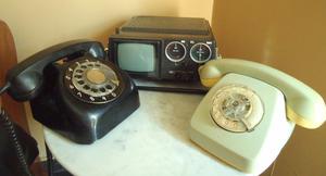 Teléfonos antiguos, son 2 y un televisor portatil marca