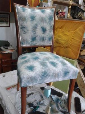 silla restaurada tapizado nuevo. con tachas cromadas