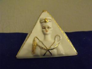 PIRAMIDE DE CERAMICA CON FIGURA DE NEFERTITI