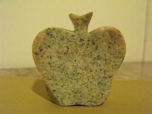 adorno figura de manzana en granito