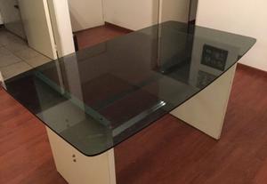Mesa con vidrio fume