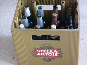 Cajon De Cerveza Stella Artois Con Botellas Vacías De Litro