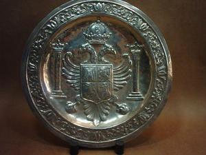 plato antiguo de plata 916 repujada con escudo de toledo,