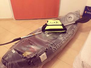 Kayak con remo y salvavidas