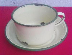 Antigua taza con plato enlozado