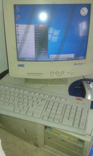 Pc de escritorio completa con monitor Mouse y teclado