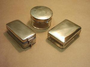 tres antiguas piezas para cosméticos en opalina y metal