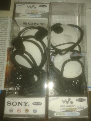 Auricular Sony de color blanco. Con vincha.