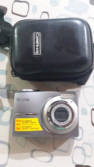 Camara de fotos digital Kodak con estuche