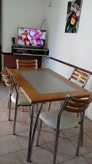 juego de comedor (mesa y cuatro sillas)