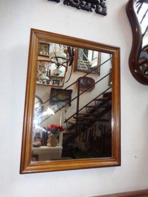 Espejo de antiguo marco de madera. Antigua Saudade