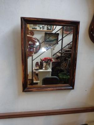 Espejo de antiguo marco de madera maciza, decapado y