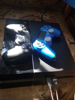 Vendo ps4 con dos joysticks y un juego digital