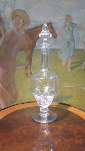 Antiguo botellon de cristal grabado