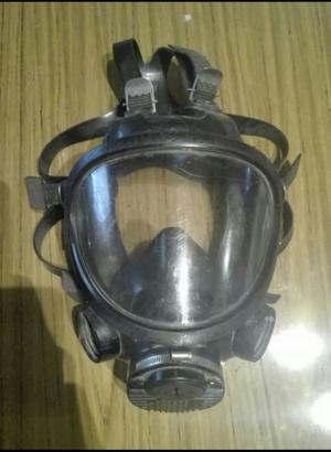 Mascara de gas antigua