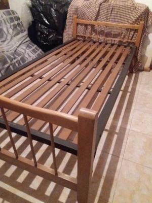 cama de madera y de hierro