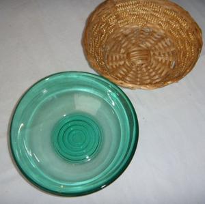 Bowl De Vidrio Aguamarina Sobre Cesta Mimbre - Antiguo