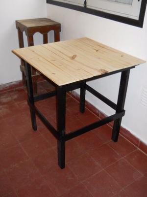 VENDO MESA TODA DE MADERA 70 CM X 70 CM X 70 CM DE ALTO A