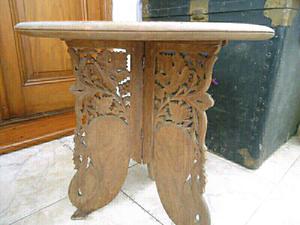 Mesa de madera tallada importada