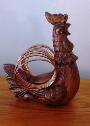 antiguo servilletero, gallo en madera tallada