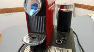 Cafetera Nespresso con Aeroccino + cápsulas + dispensador