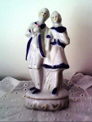 Figura de porcelana pareja galante
