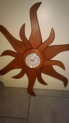 Reloj Pared Algarrobo 60 Cm Alto Aprox. Con Forma De Sol