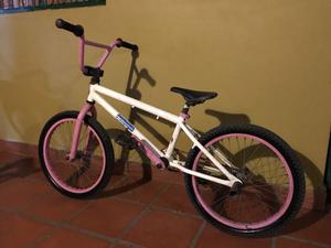 Bicicleta asfalto blanca y rosa