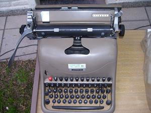 maquina de escribir oliveti antigua pesos 500