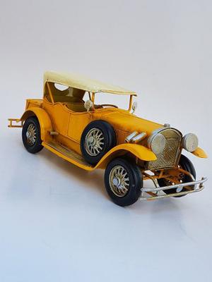 Auto Antiguo En Miniatura Amarillo