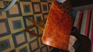 mesa plegable tipo valija de pino lustrada con barniz