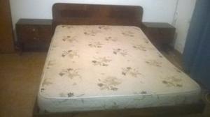 vendo juego de dormitorio con 2 mesitas de luz y colchon