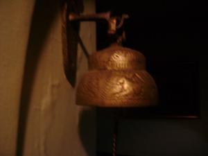 campana de bronce, trabajada, antigua, reliquia