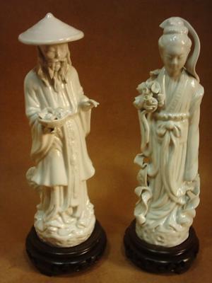 Dos Antiguas Figuras Porcelana Blanc de Chine Base de Teca