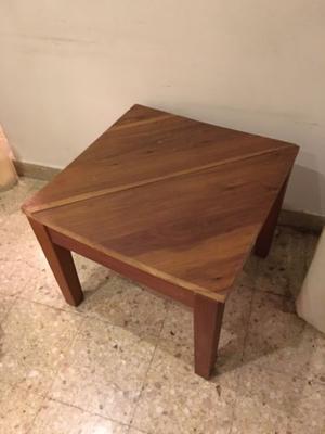 Mesa baja de madera cuadrada