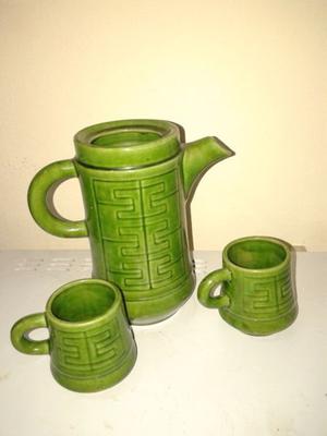 cafetera y 2 tacitas ceramica verde $500
