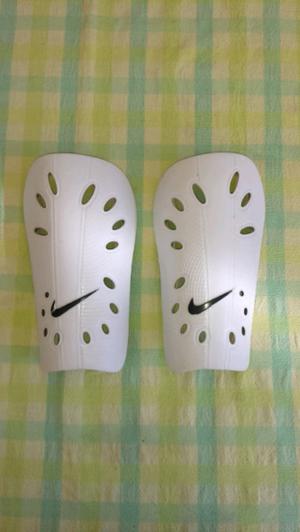 Canilleras para futbol Nike