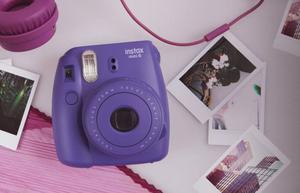 Instax mini 8 Violeta + Bolso rosa + 10 Fotos