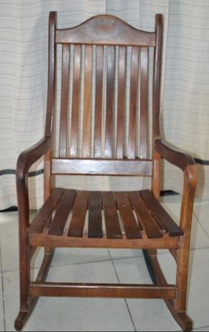 Sillón mecedor de algarrobo