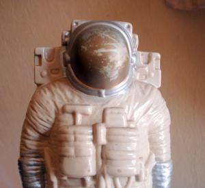 ALCANCIA NASA ASTRONAUTA PLASTICO ORIGINAL 23 X10 CM FALTA