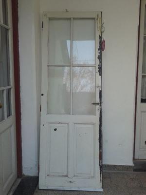 Puerta antigua con marco