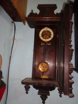 reloj a pendulo antiguo